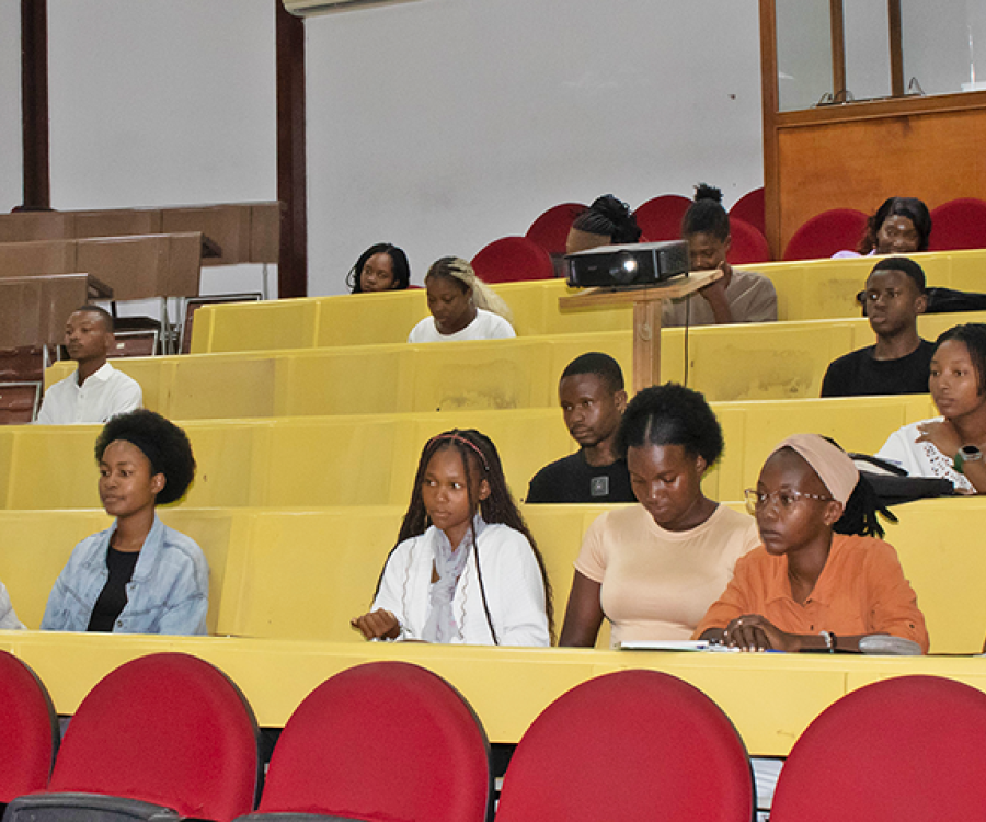 Estudantes da FLCS participam de um workshop sobre liderança juvenil e transformação social