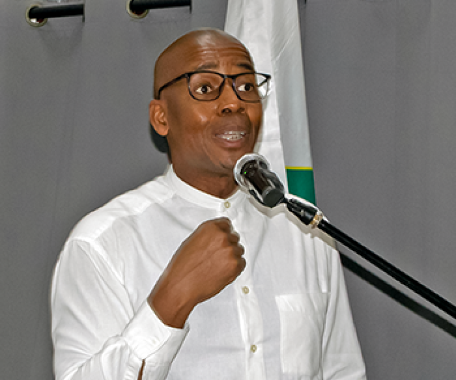 Hélder Jauana defende um novo posicionamento dos sociólogos e incentiva estudantes da FLCS a transformar o social